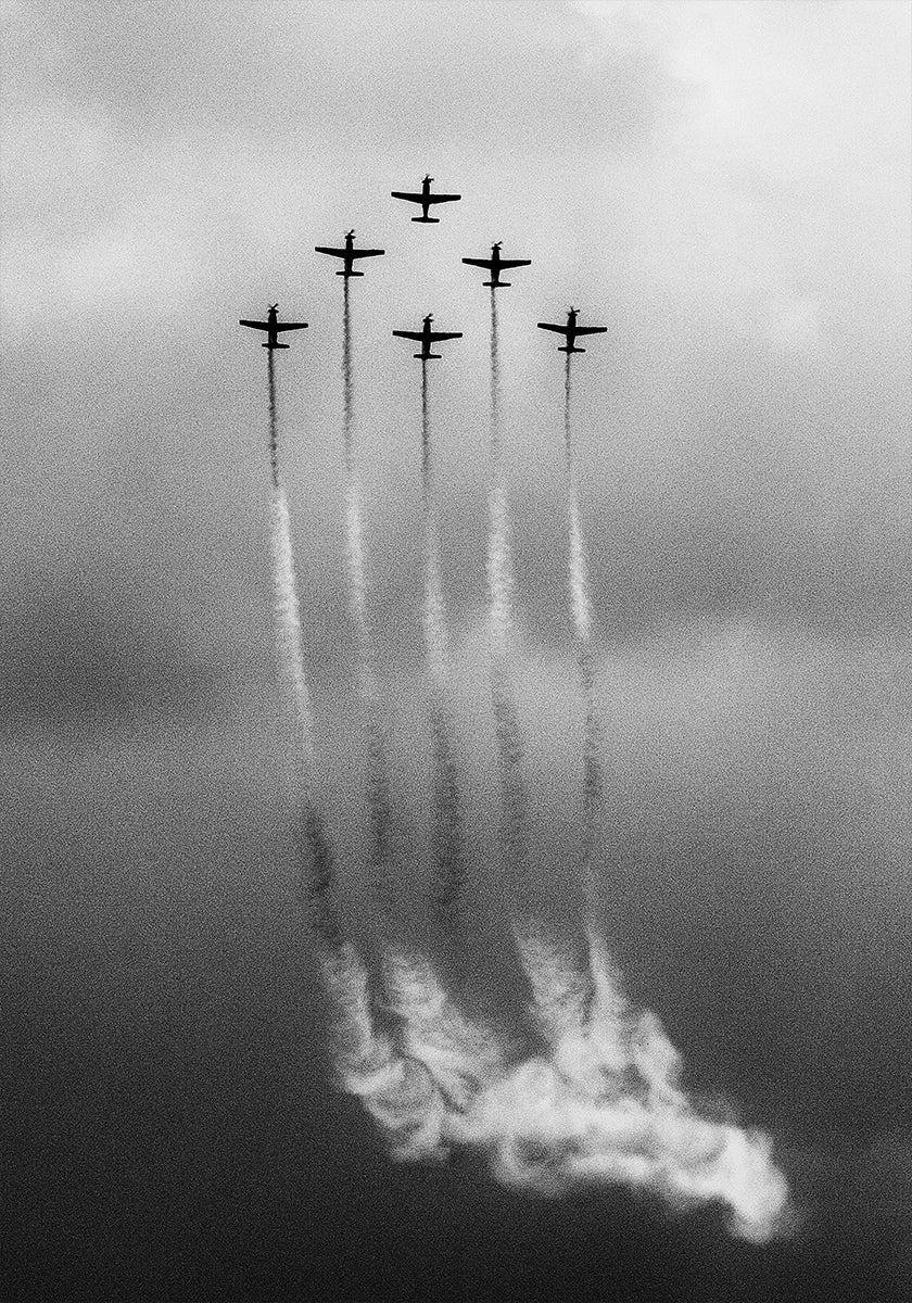 Sześć na plakacie w chmurze