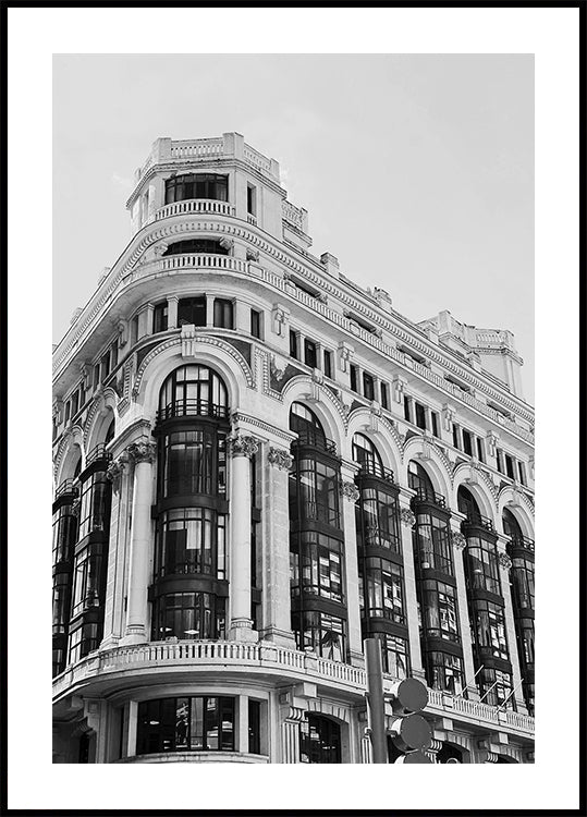 Czarno-biały plakat z architekturą Gran Vía Madrid
