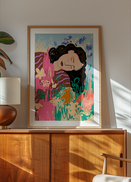 Ekspresyjna postać otoczona plakatem z kolorowymi kwiatami