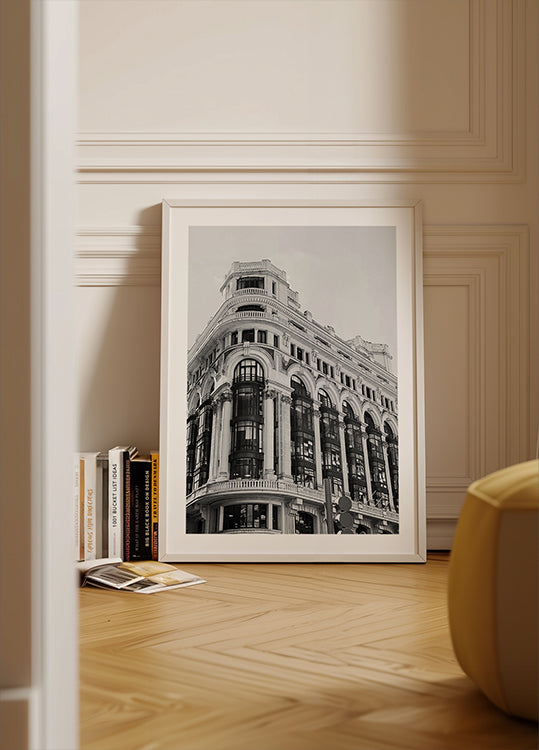 Czarno-biały plakat z architekturą Gran Vía Madrid