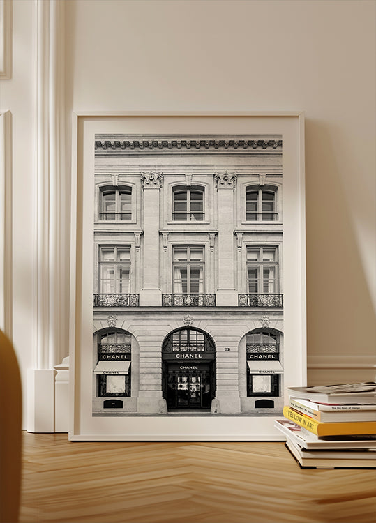 Czarno-biały plakat butiku Chanel Paris