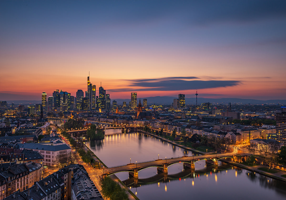 Panoramę Frankfurtu o zachodzie słońca