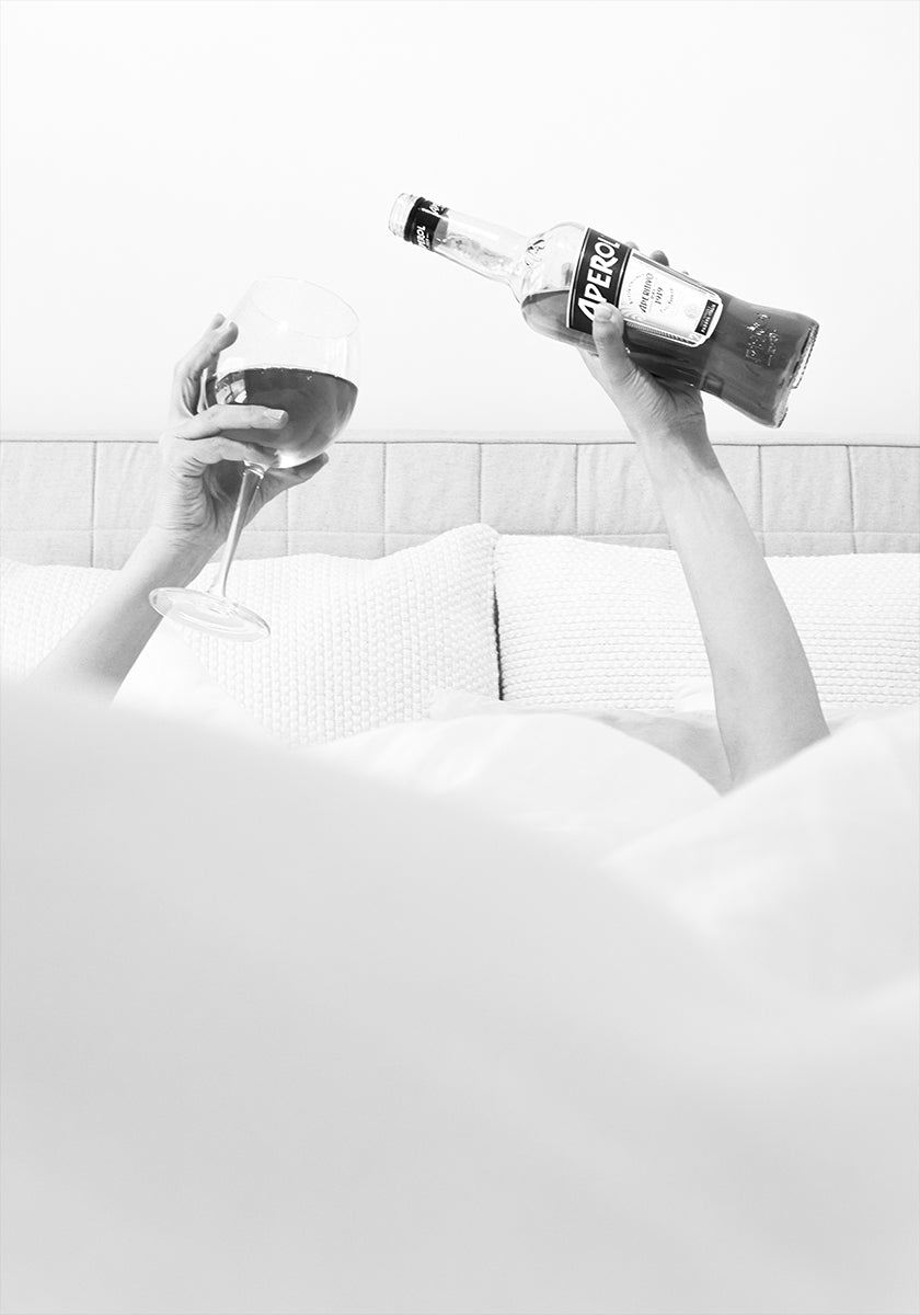 Aperol w łóżku czarno-biały plakat