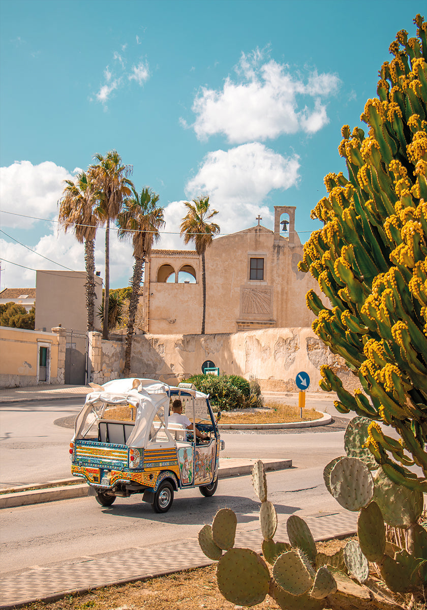 Plakat dotyczący przejażdżki tuk-tukiem