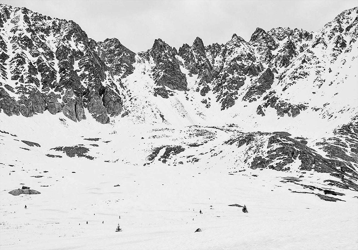 Plakat ośnieżonych szczytów górskich