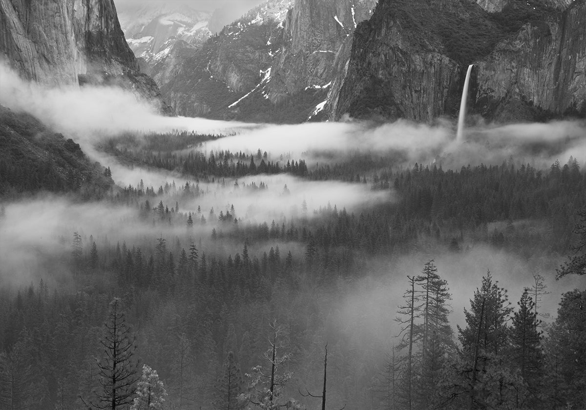 Mgła unosząca się w dolinie Yosemite