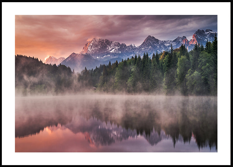 Wschód słońca nad jeziorem