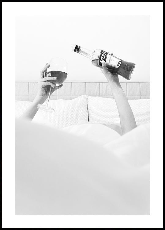Aperol w łóżku czarno-biały plakat
