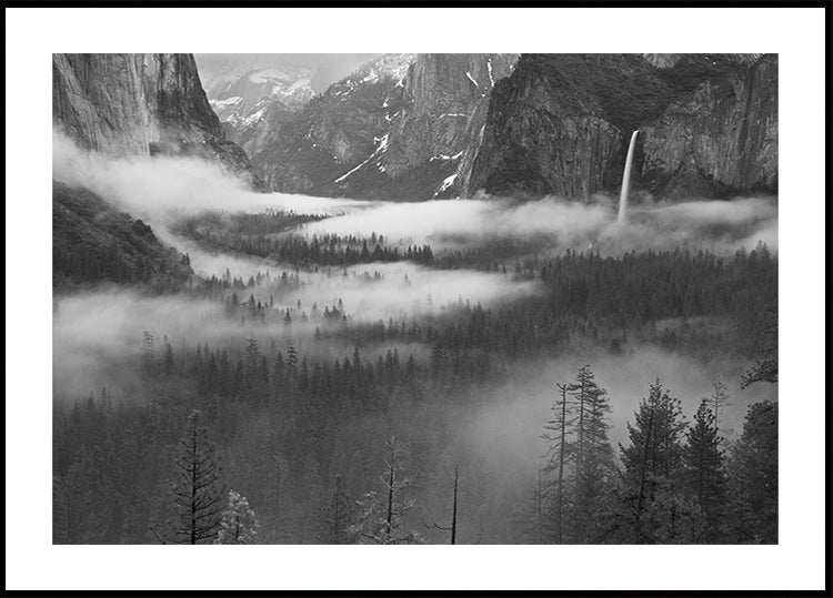 Mgła unosząca się w dolinie Yosemite