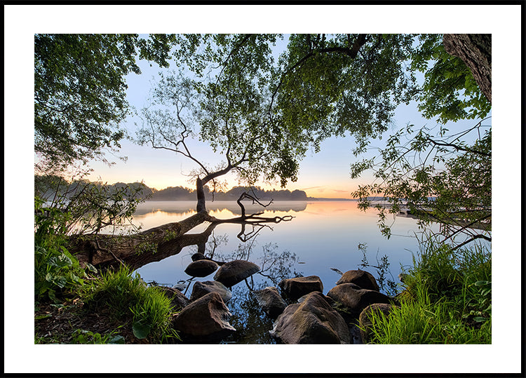 Plakat z widokiem na jezioro