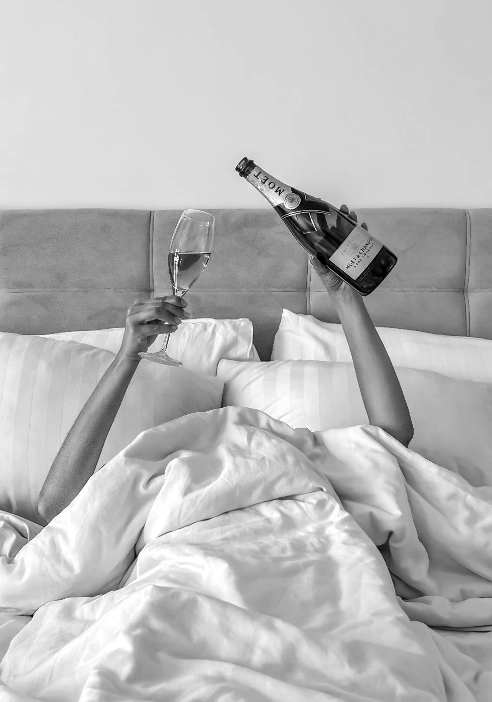 Woman Drinking Wine in Bed Plakat - Posterbox.dk
