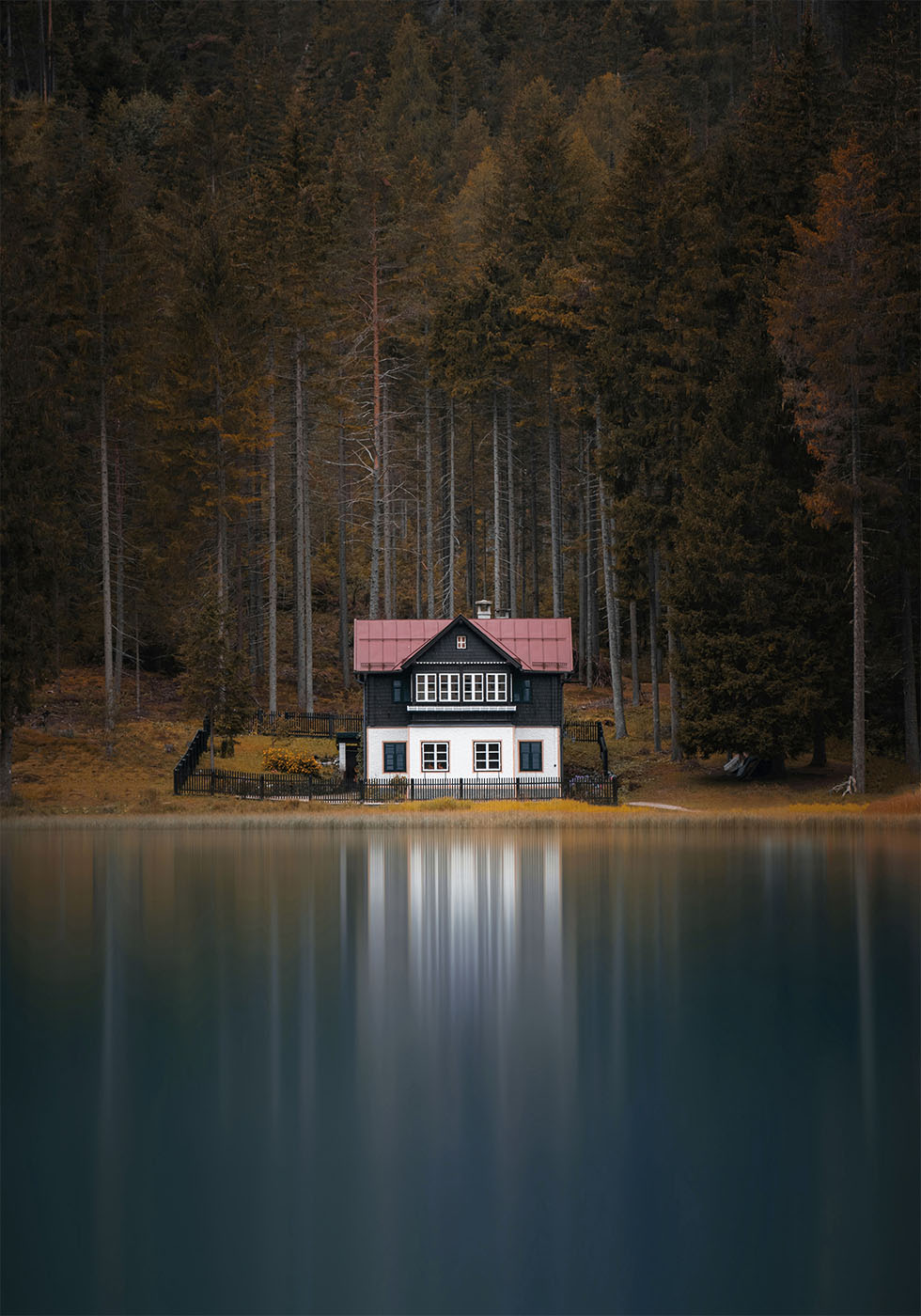 A House On The Shore Of The Lake Plakat - Posterbox.dk