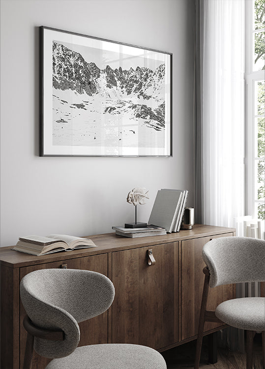 Plakat ośnieżonych szczytów górskich