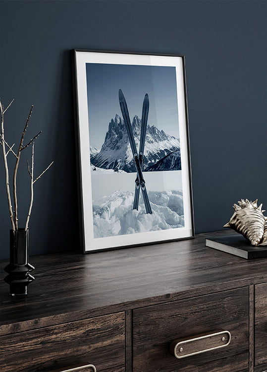 Plakat ze skrzyżowanymi nartami