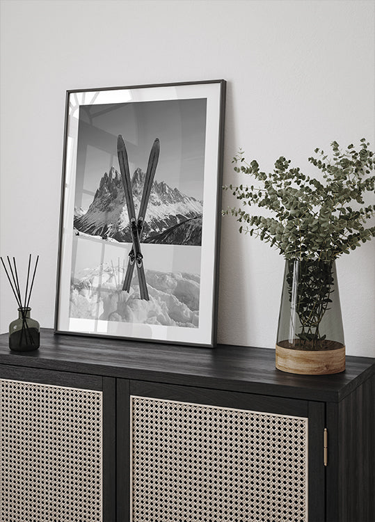 Plakat ze skrzyżowanymi nartami