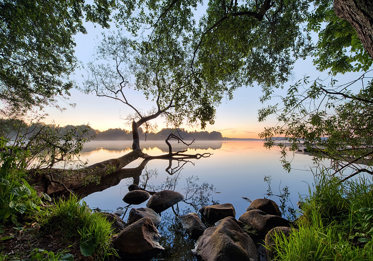 Plakat z widokiem na jezioro