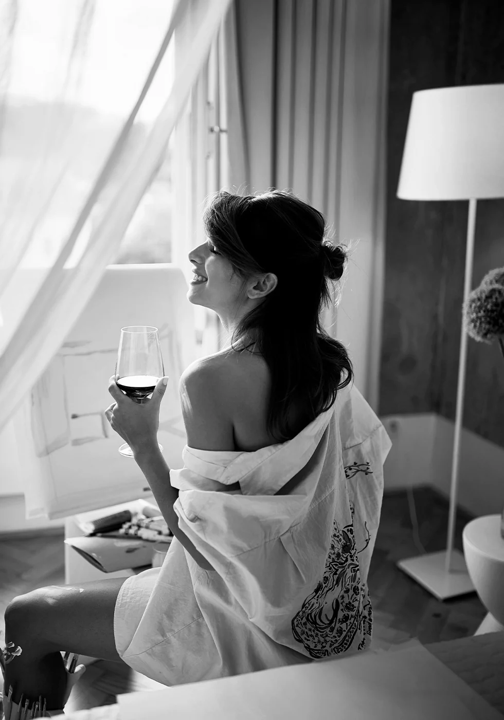 Woman Relaxing with Wine Plakat - Posterbox.dk