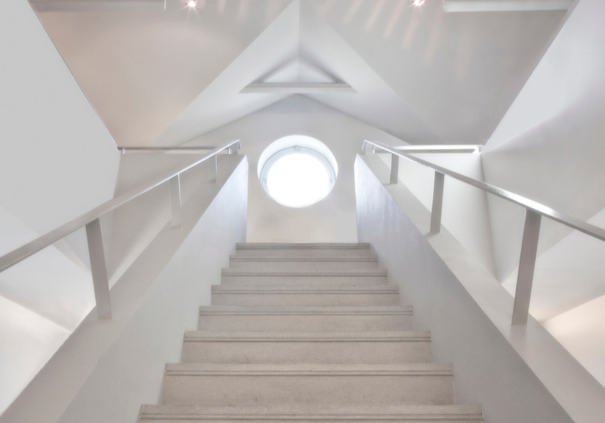 Geometryczne białe wejście