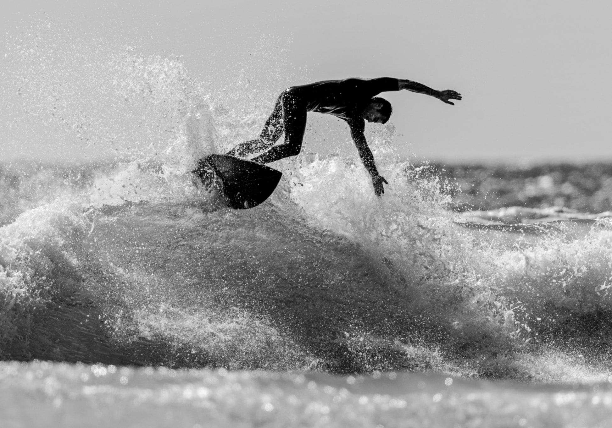 Surfer jadący na fali oceanu