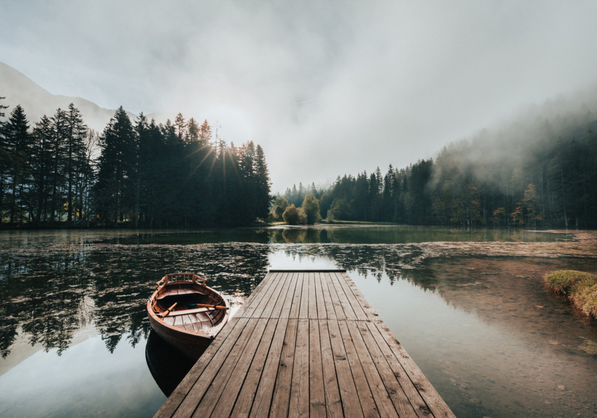 Spokojny dok nad jeziorem