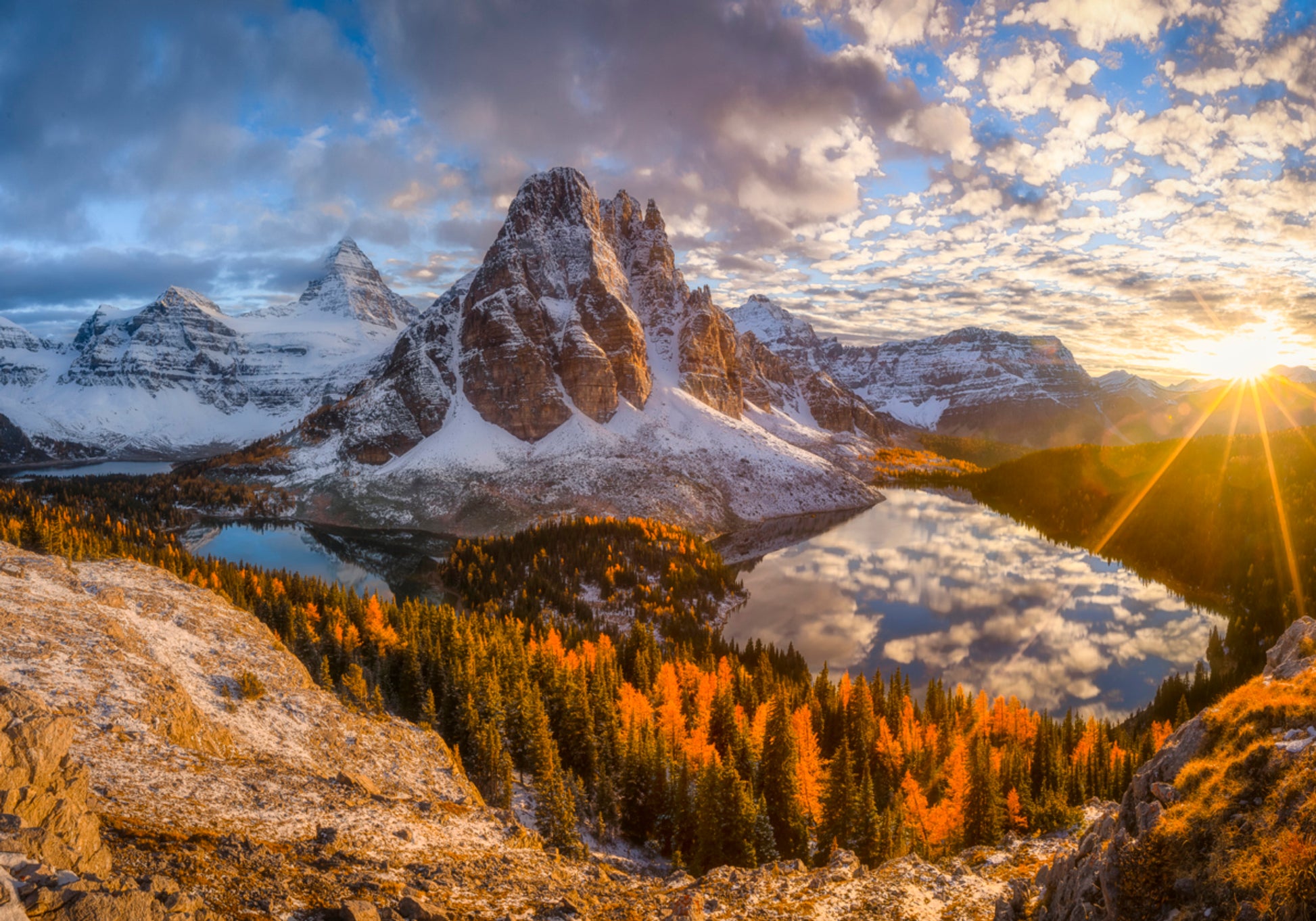 Wschód słońca nad jeziorem Golden Mountain