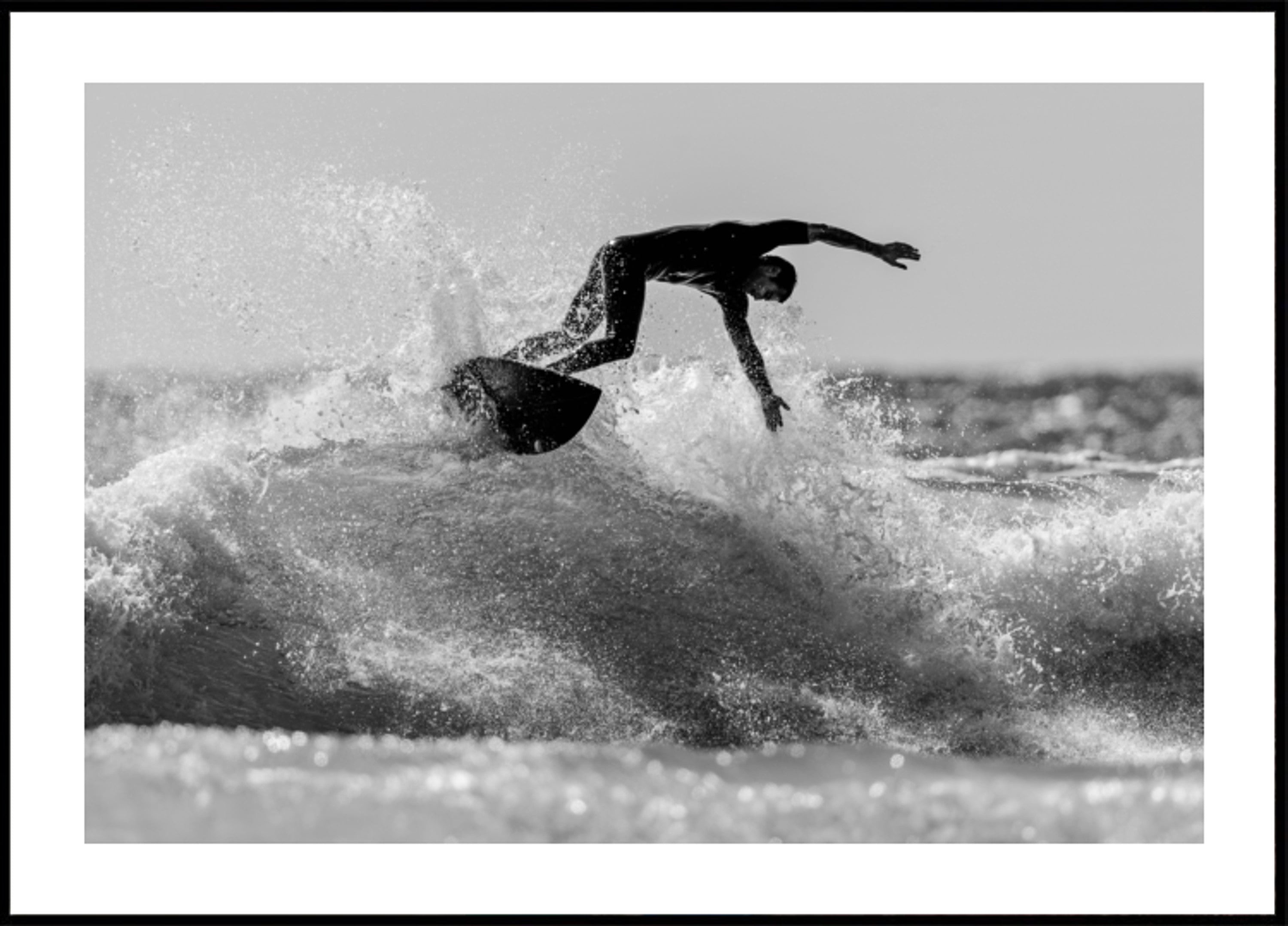 Surfer jadący na fali oceanu