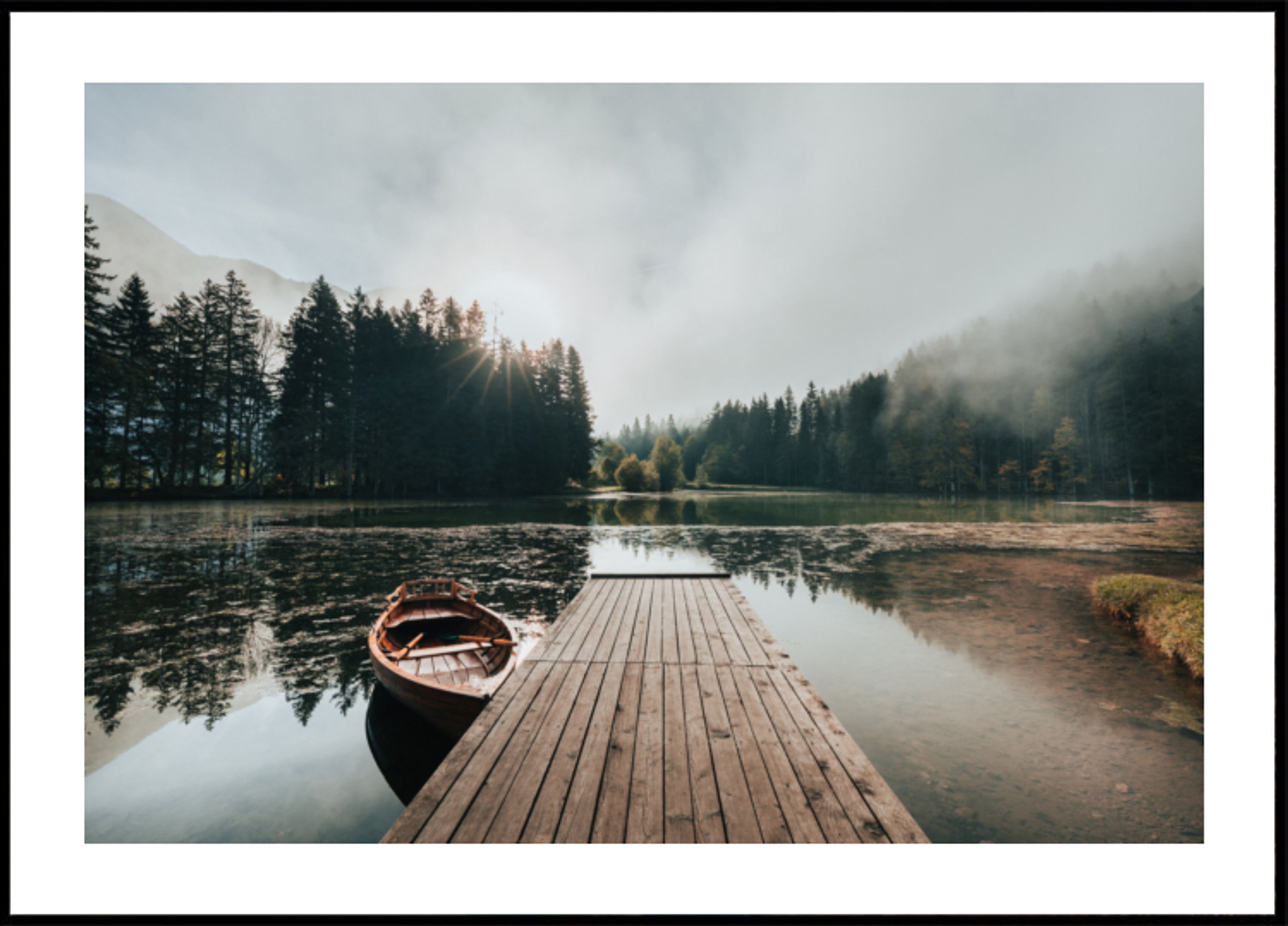 Spokojny dok nad jeziorem