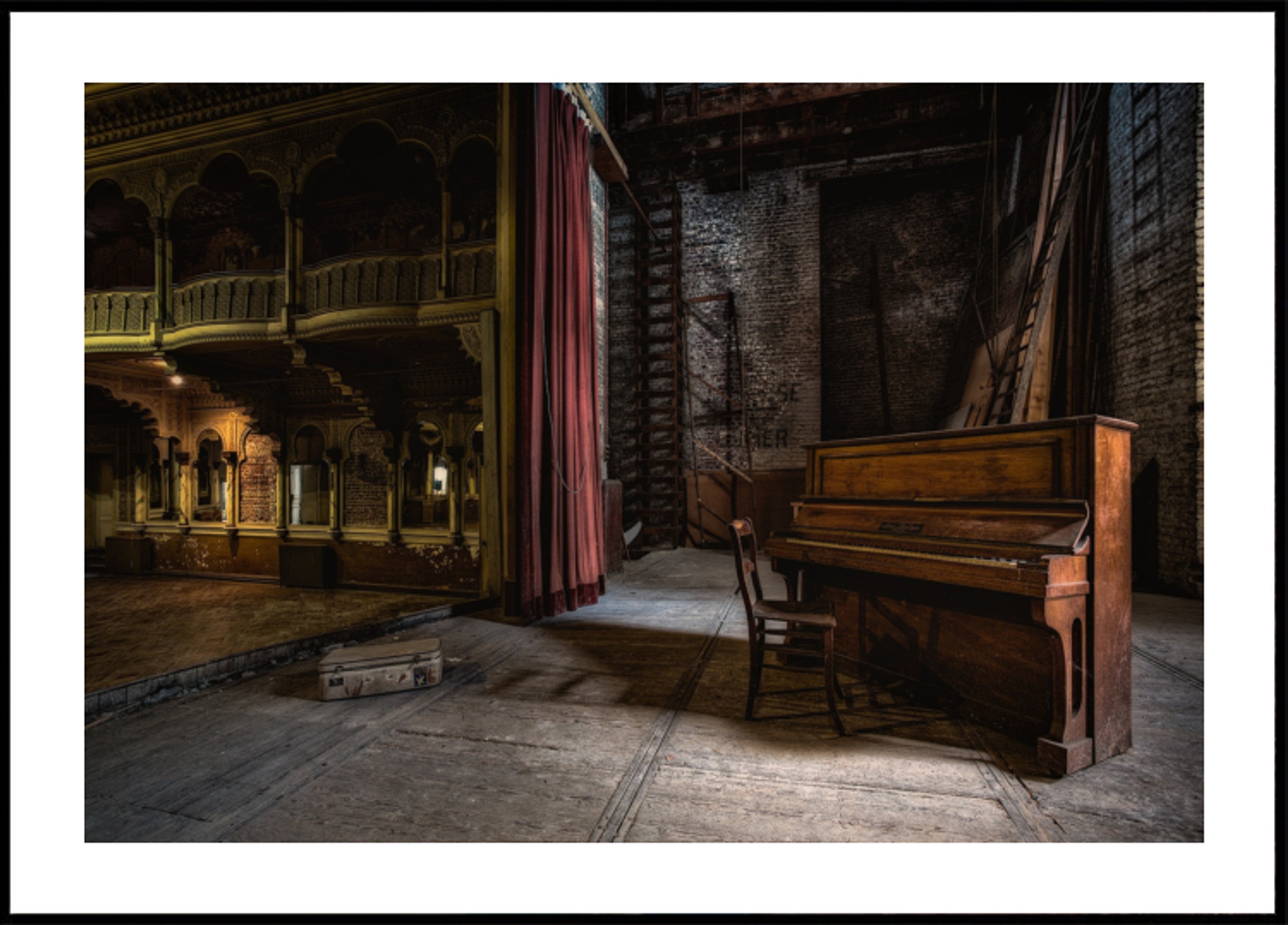 Opuszczony fortepian teatralny